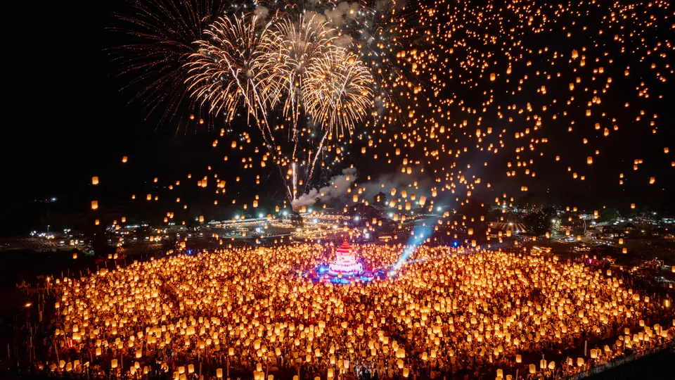 Festival delle Lanterne Yi Peng Fuochi d'artificio